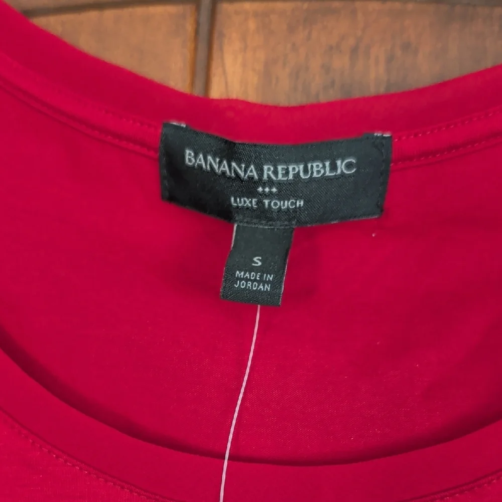 Banana Republic Women’s Bright Red Scoop Neck Short Sleeve Tee - Picture 2 of 5